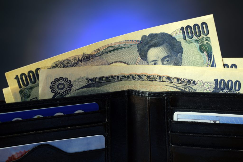 財布から取り出される千円札