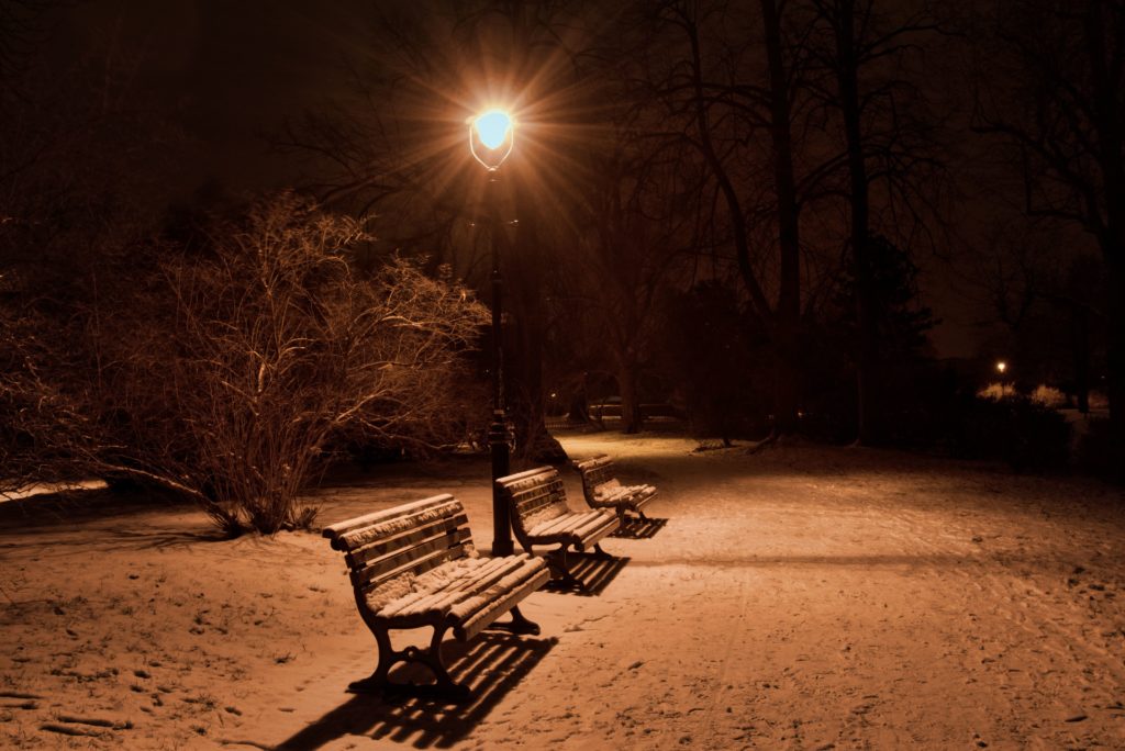 夜の公園のベンチ