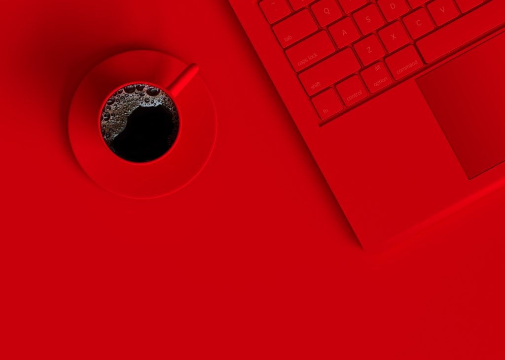 赤いノートパソコン